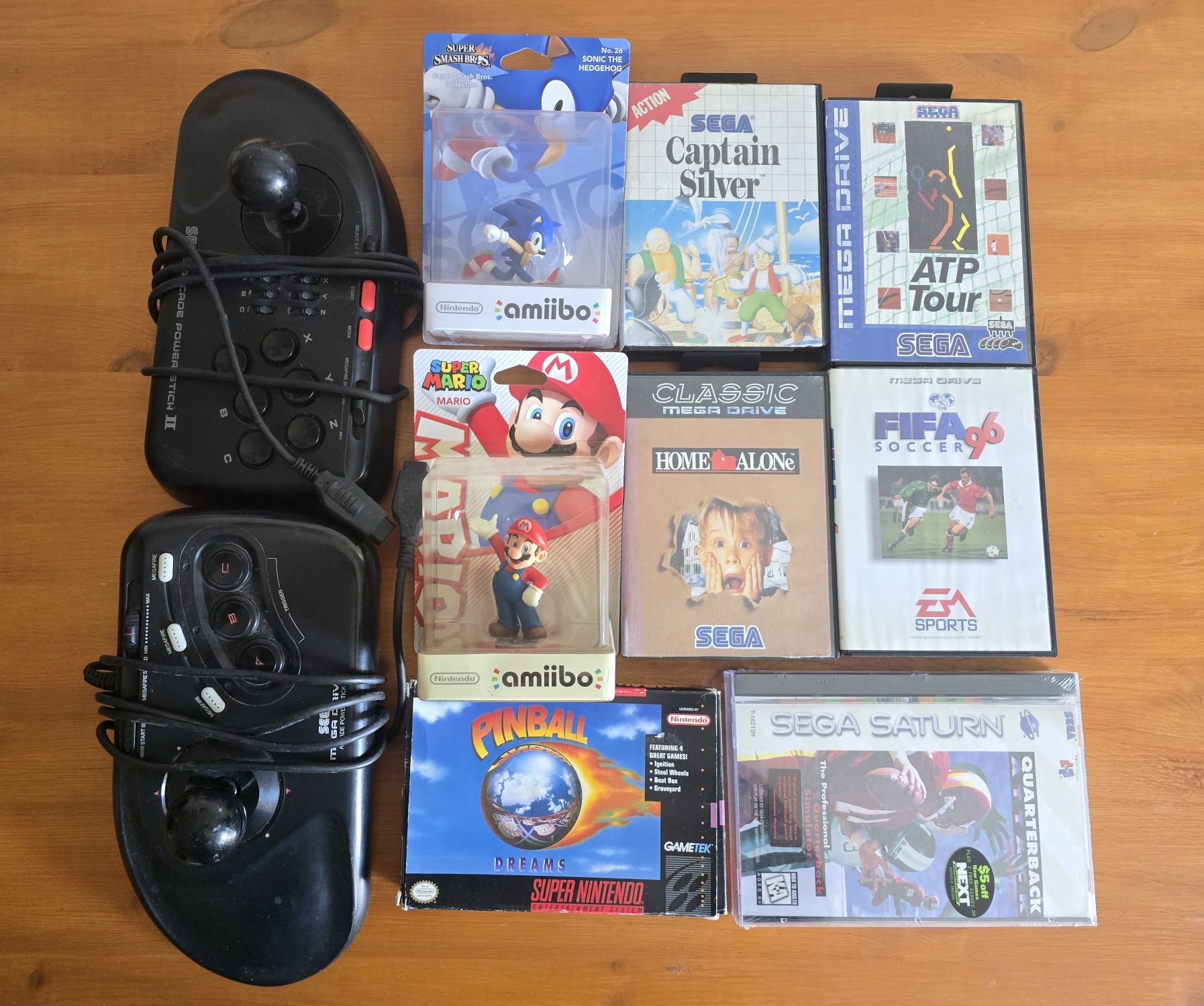 Vários material Sega, Nintendo, cartuchos, amiibos, etc