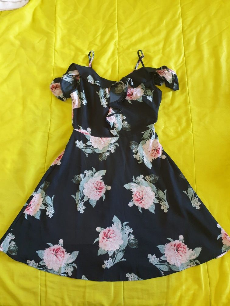 Conjunto de vários vestidos novos