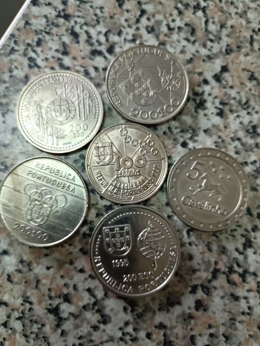 Notas antigas e moedas