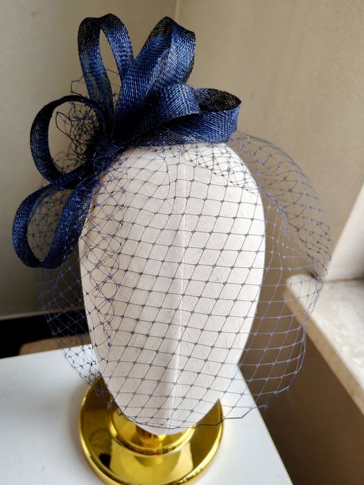 Granatowy fascynator z woalką na opasce. Wieczorowa ozdoba do włosów