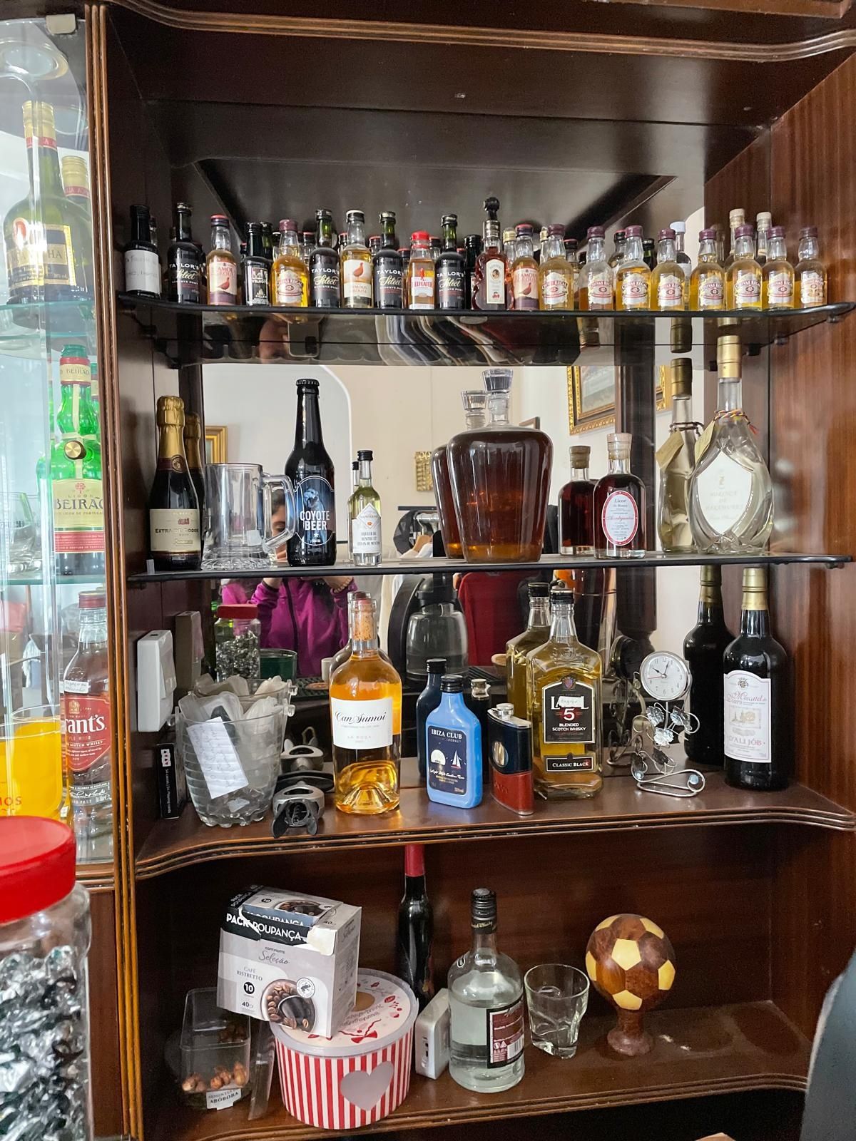 Móvel de sala e Bar para copos,arrumações,garrafas etc