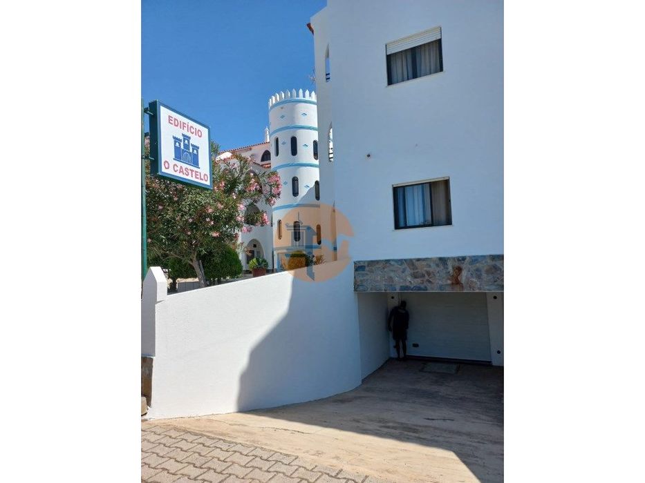 Estacionamento coberto e fechado situado em Vila Nova de Cacela