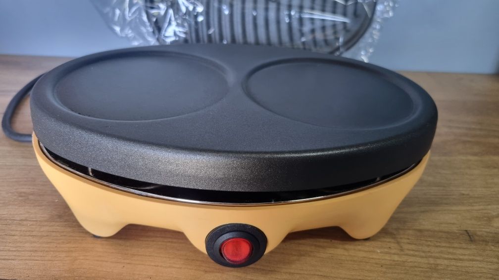 Urządzenie, maszynka do wypieku naleśników, mini grill elektryczny.