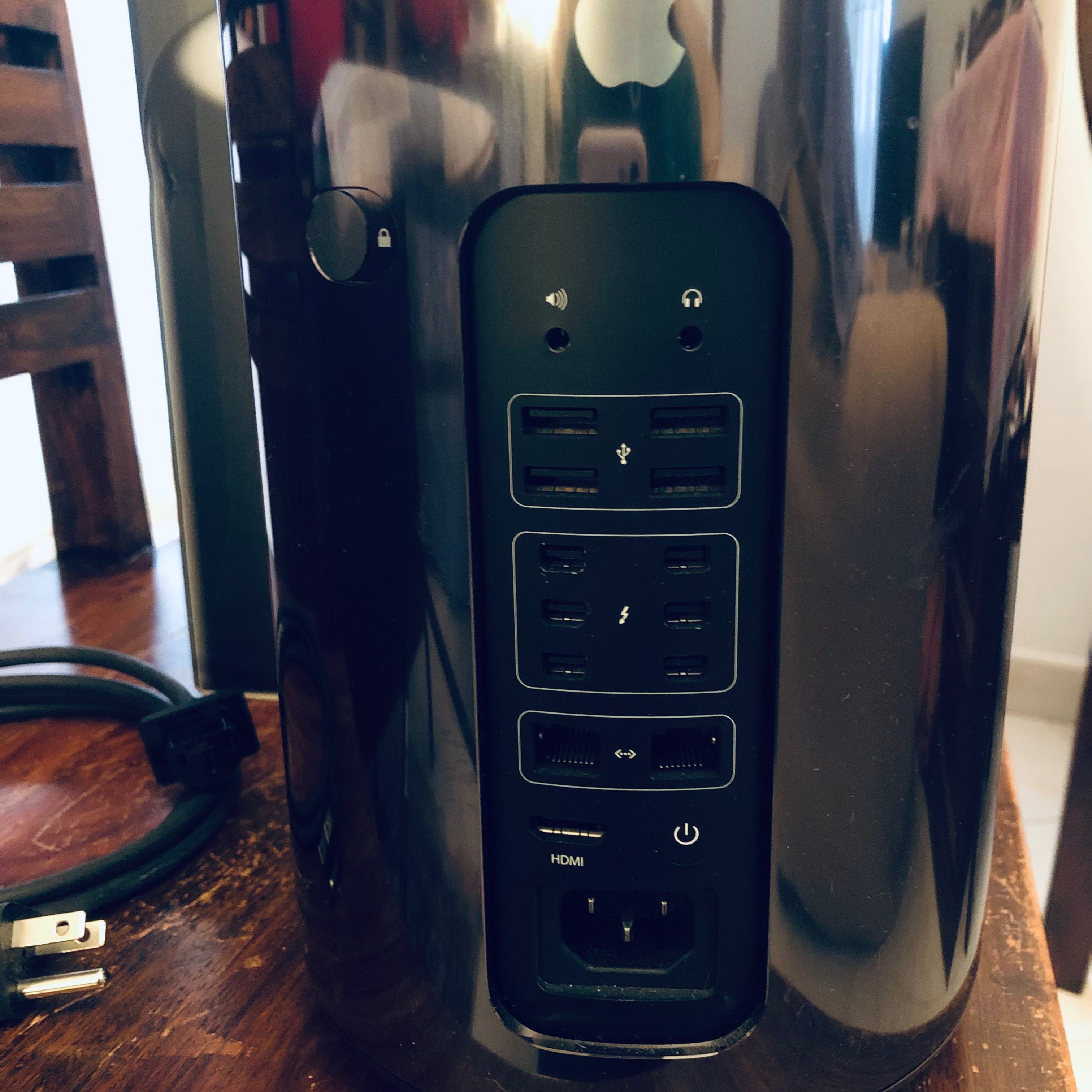 Vende-se Mac Pro tipo A1481 Xeon E5 em São Bartolomeu de Messines