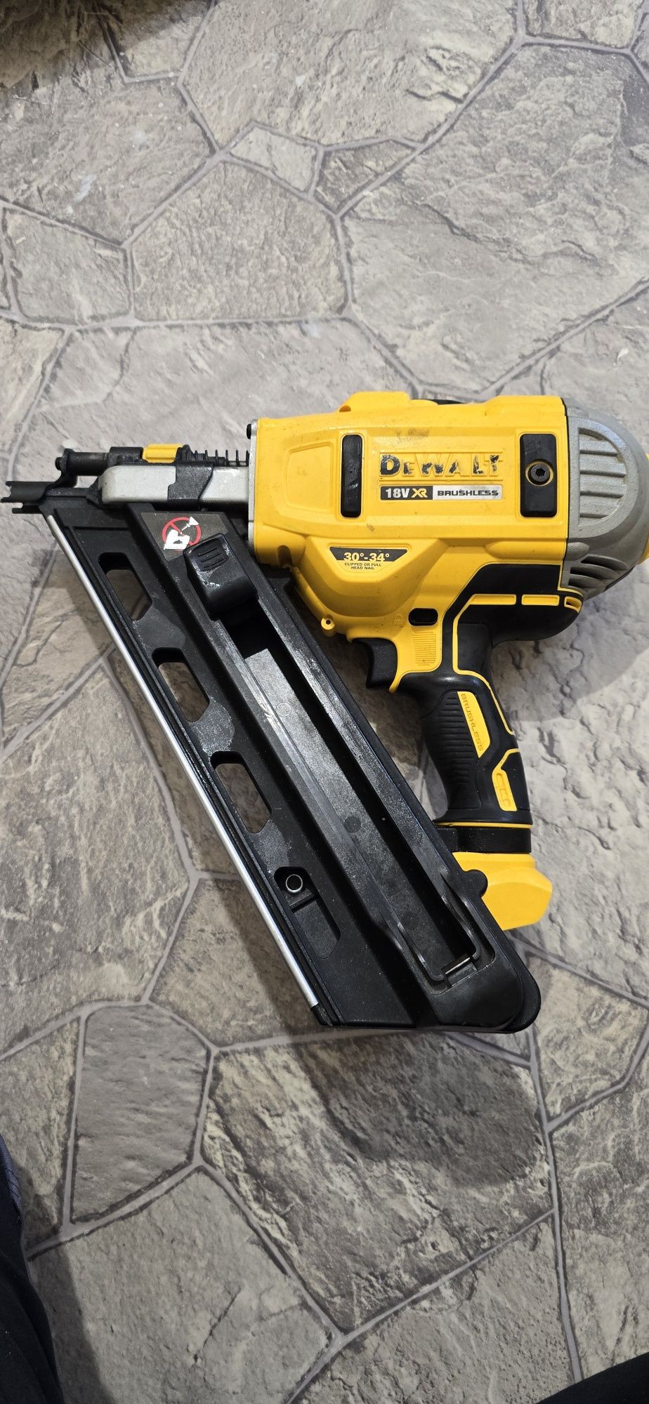Gwoździarka dewalt dcn692