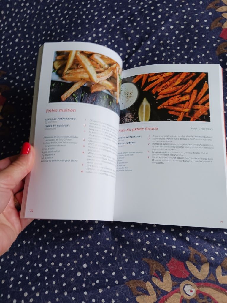 Livro de receitas para air fryer em francês  e alemão. Cosori