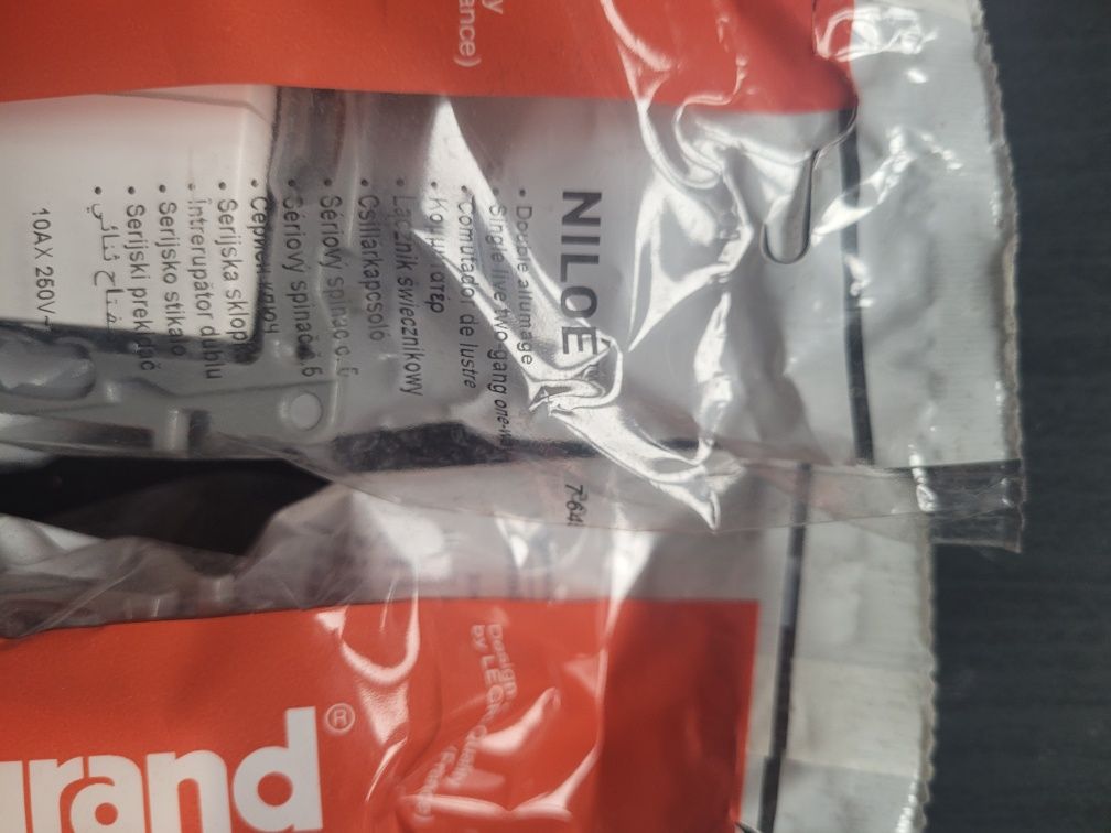 LEGRAND NILOE, łącznik świecznikowy 10AX. Cena dotyczy 2 szt