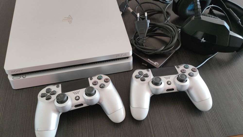 Konsola PS4 slim 2 pady 1tb słuchawki dysk kable zestaw