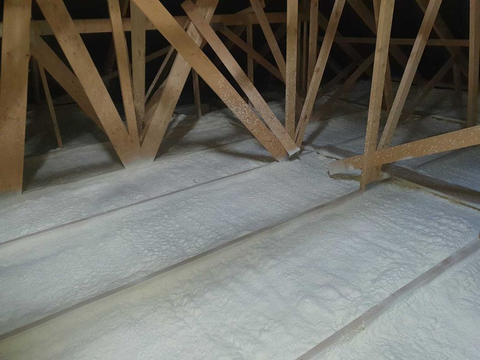 Piana PUR izolacje ocieplanie poddasze strop strych dach docieplanie