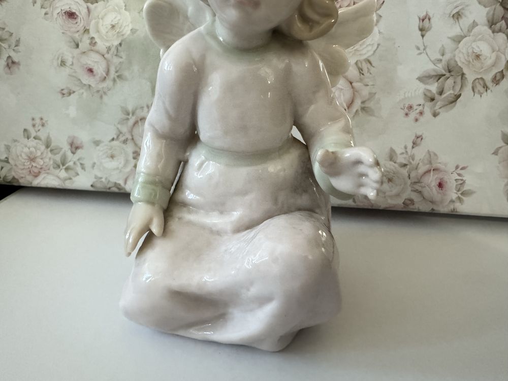 Фарфоровая статуэтка девочка ангелочек