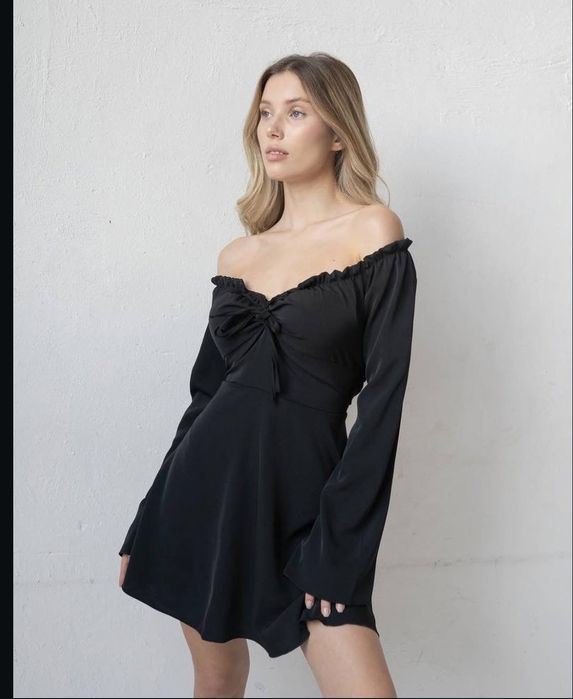 Жіноча сукня, на зав'язках з задньої сторони