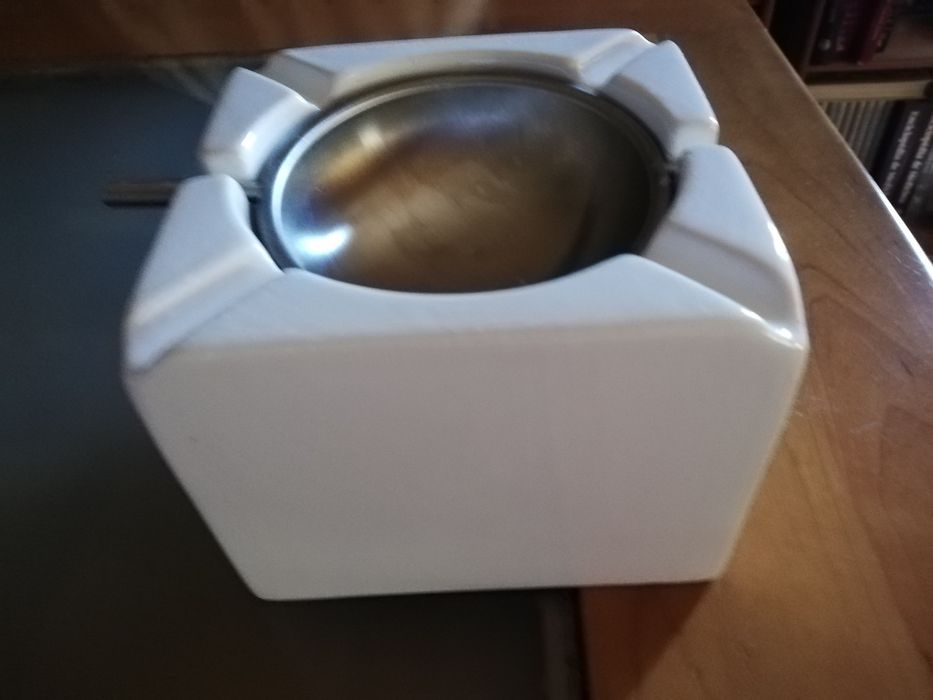 Cinzeiro de louça e inox