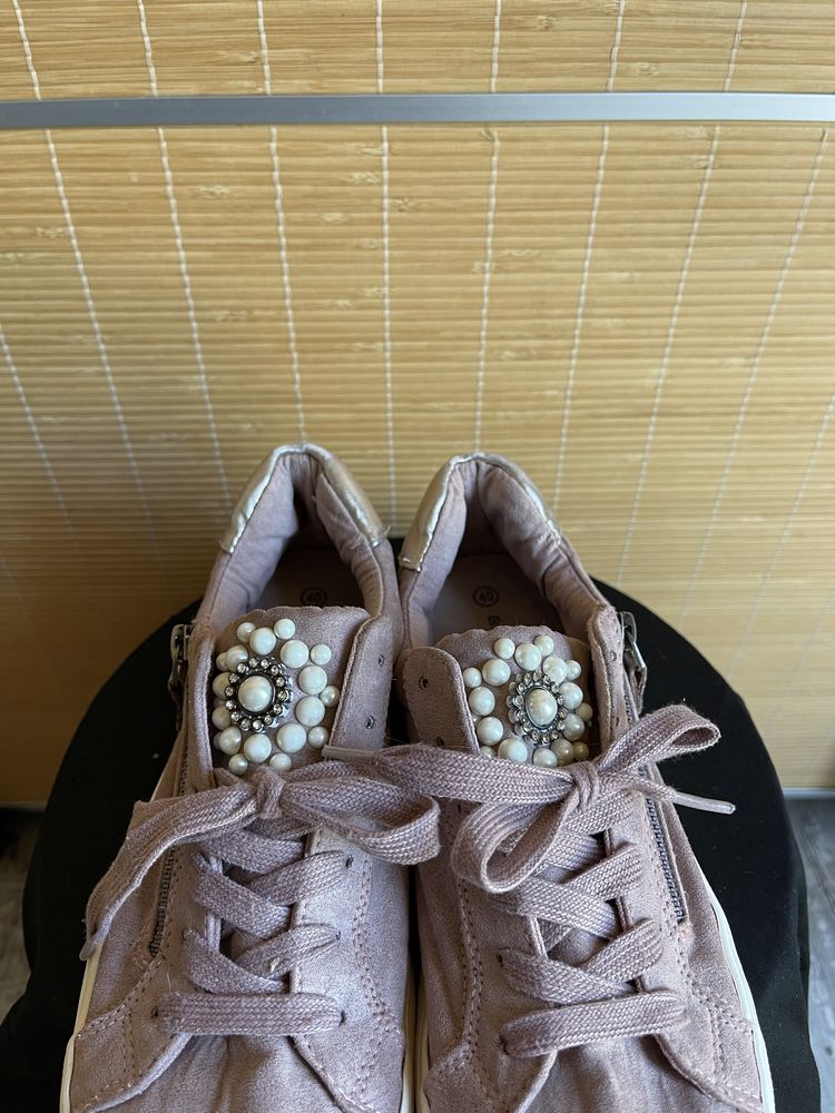 buty pudrowy róż z ozdobą na języku