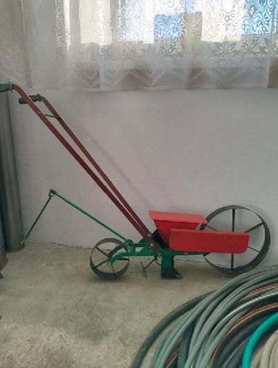 Siewnik ręczny prawie nieużywany stan bardzo dobry