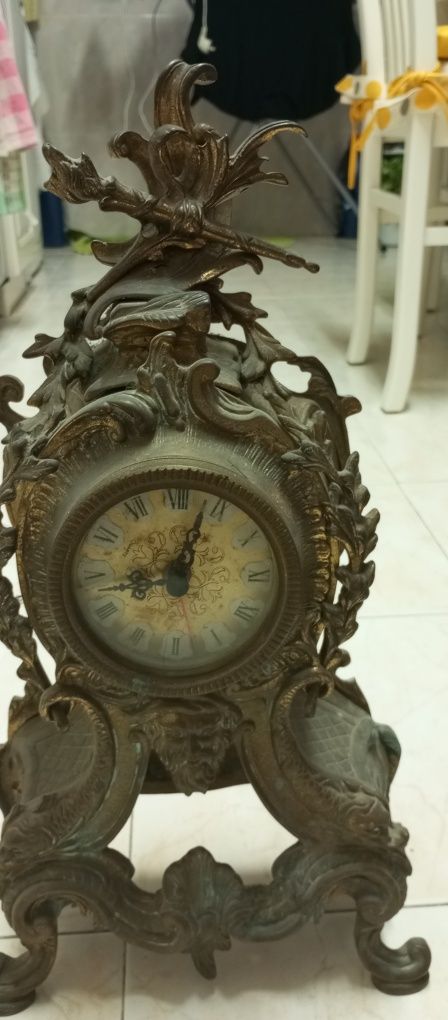 Relógio em bronze