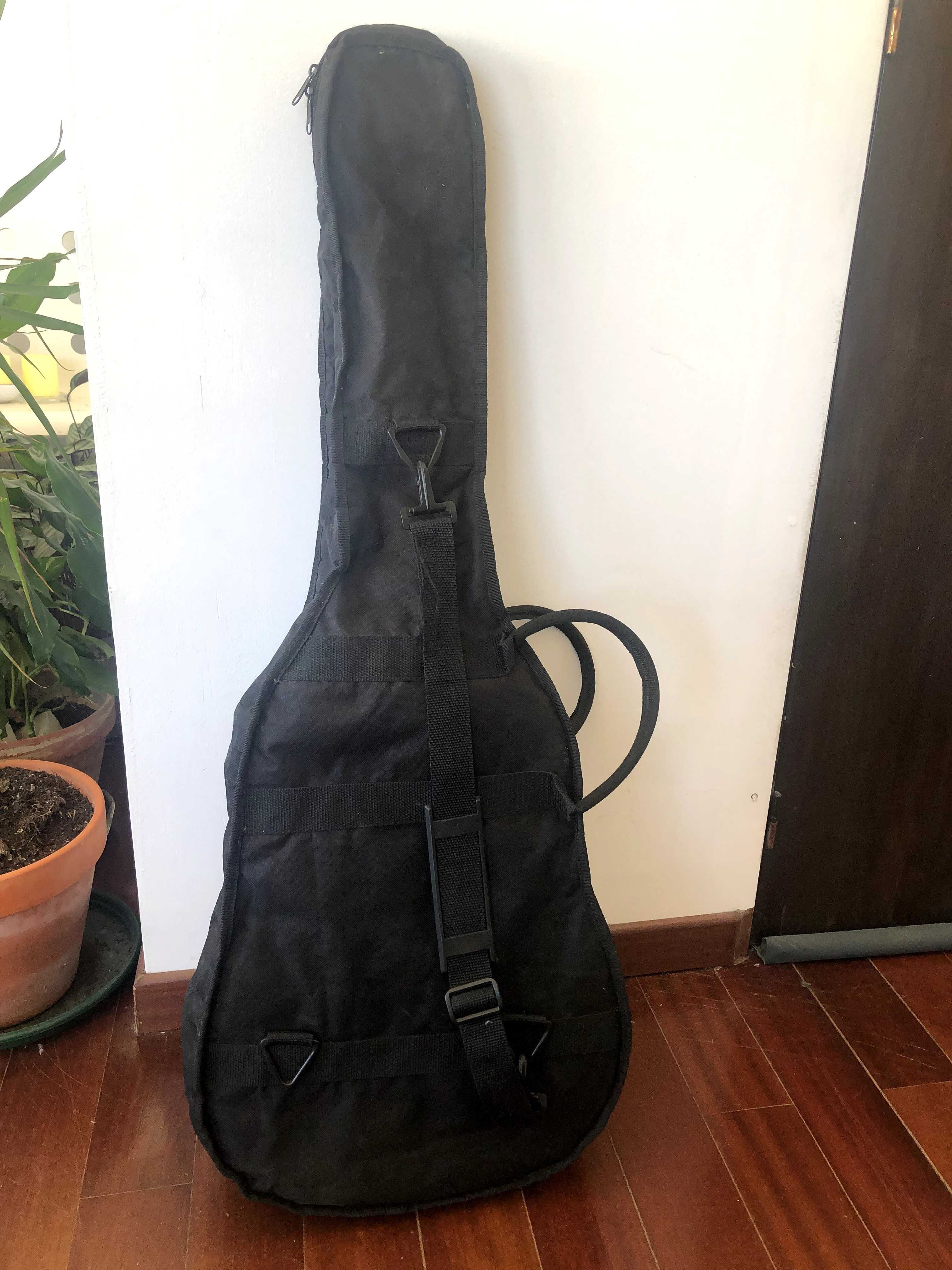 guitarra violão com capa de transporte