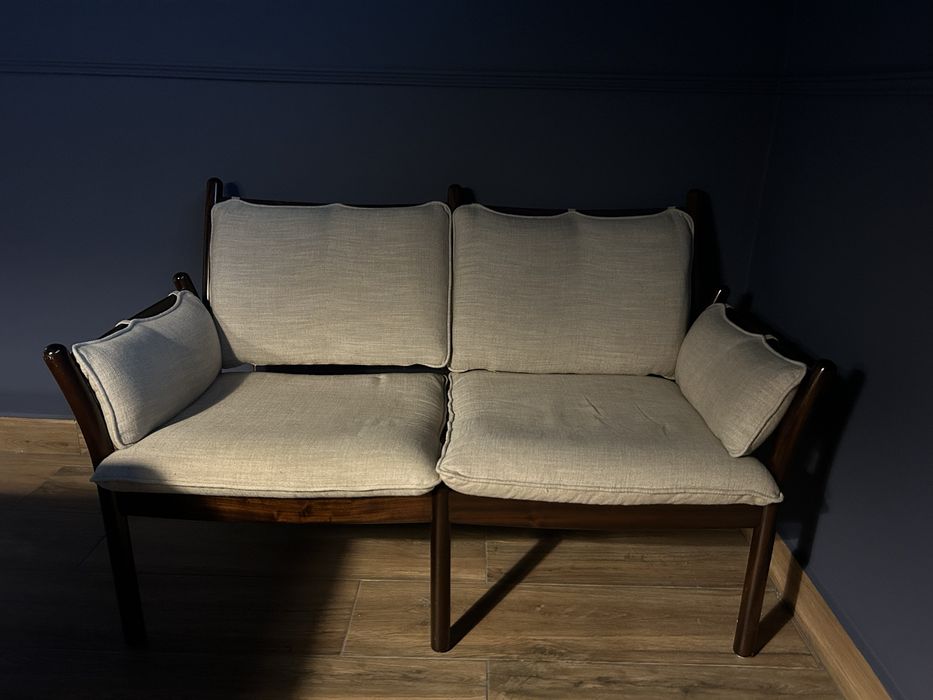 Sofa estilo escandinavo em madeira e algodao/linho