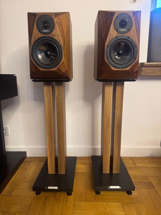 Diapason Adamantes V kolumny monitory standy