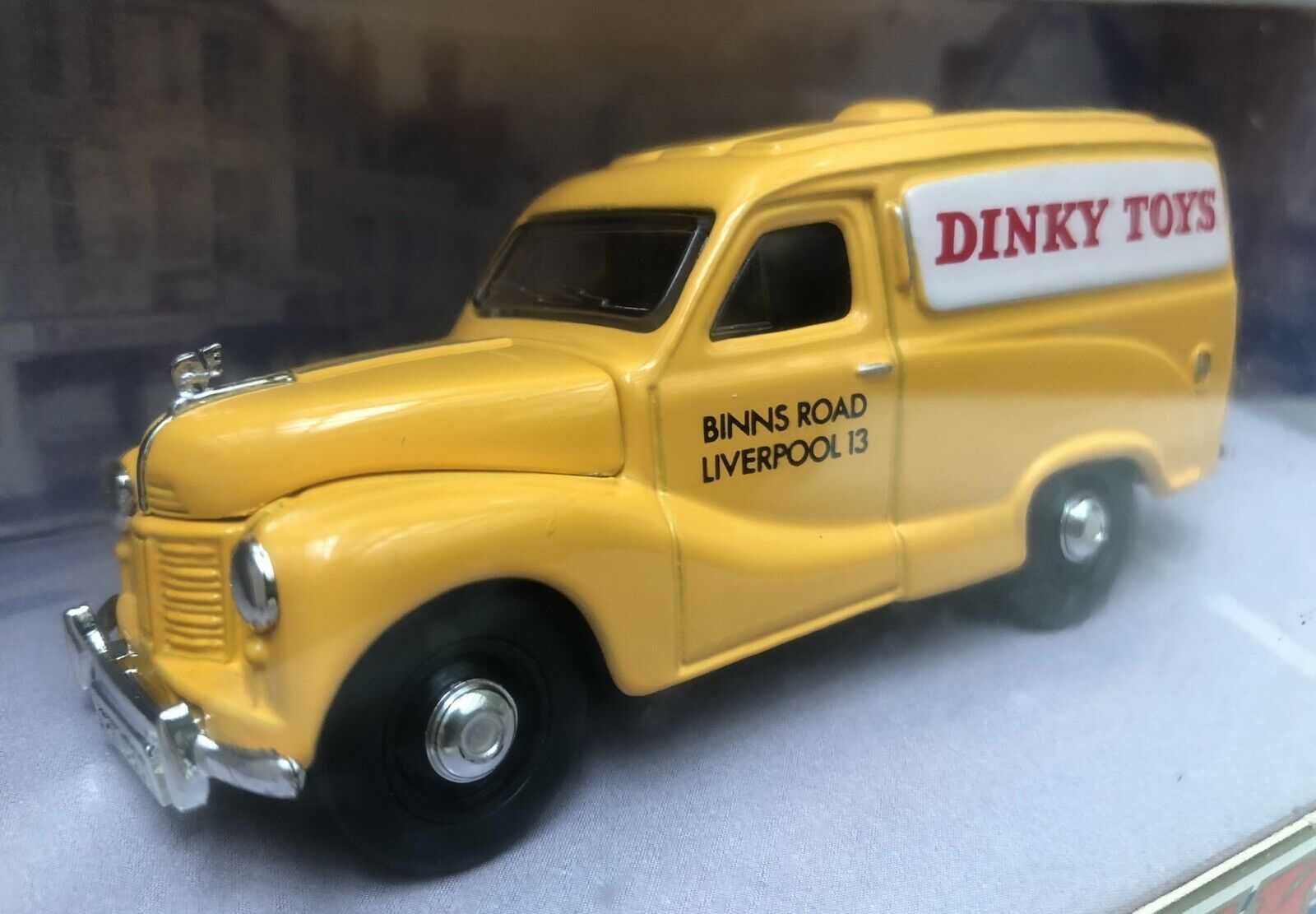 1953 AUSTIN A40 "DINKY TOYS" Logo 1/43 como Novo