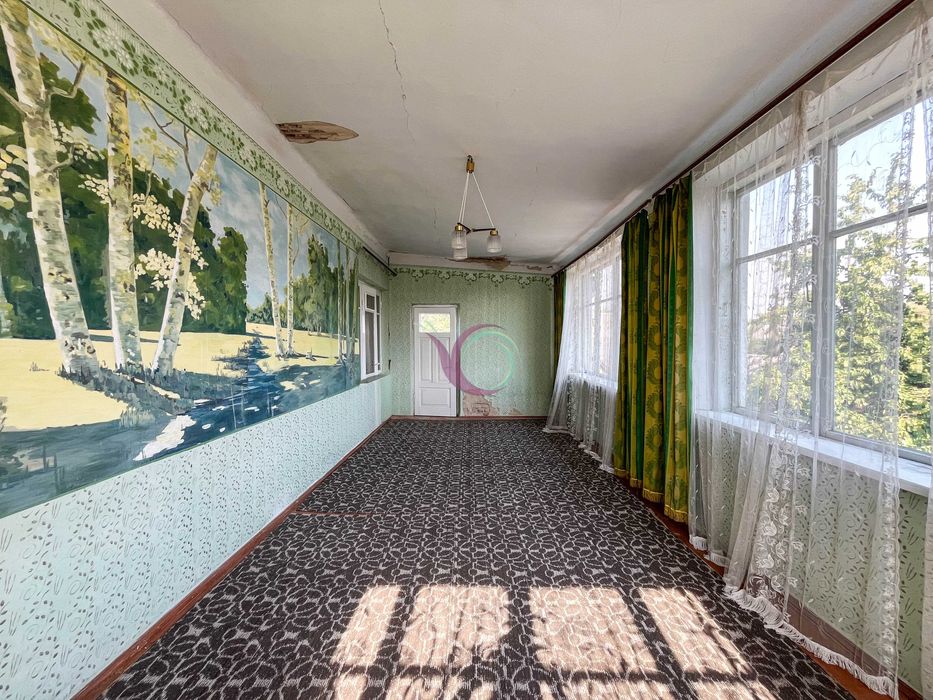 Продається окремостоячий будинок  з садом та гаражем на території.