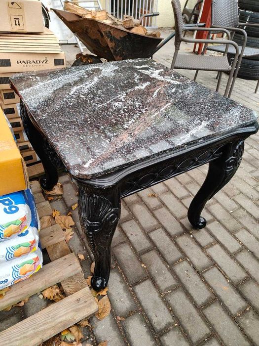 Stolik z marmurowym blatem