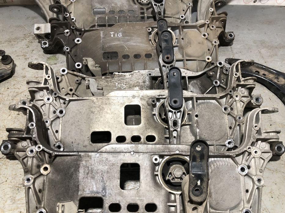 Подрамник передний підрамник ричаг нижній Vw Passat Tiguan Golf Superb