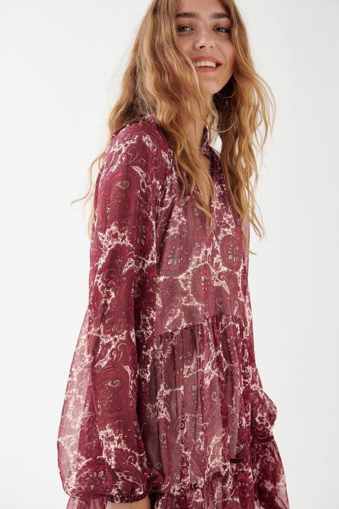 Sukienka w print z bufiastymi rękawkami boho z szyfonu