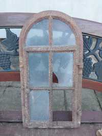 Stare żeliwne okno stylowe.