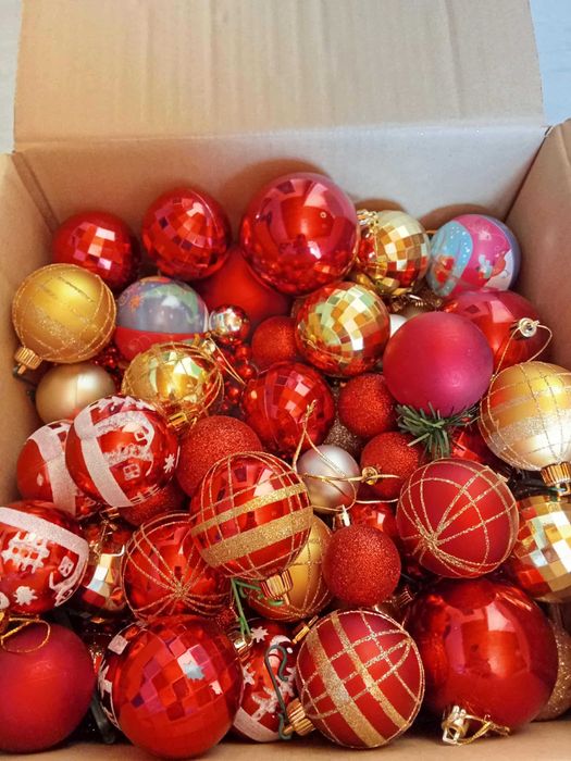 bolas de natal douradas e vermelhas