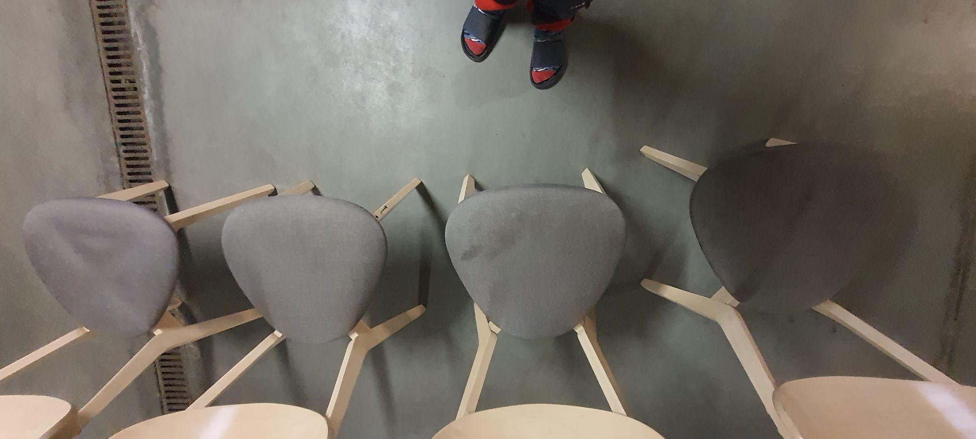 Cztery drewniane krzesła z tapicerowanym siedziskiem.