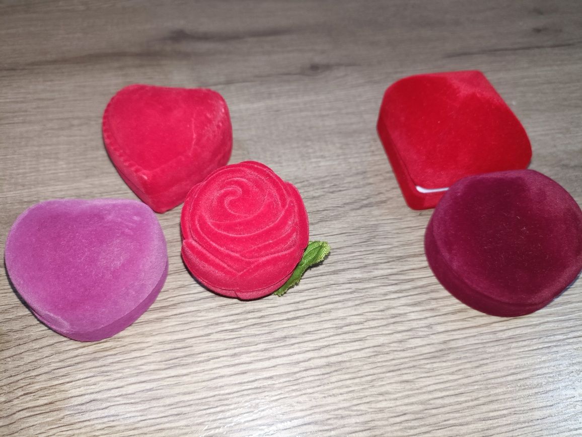 Бархатная коробочка для кольца, сережек