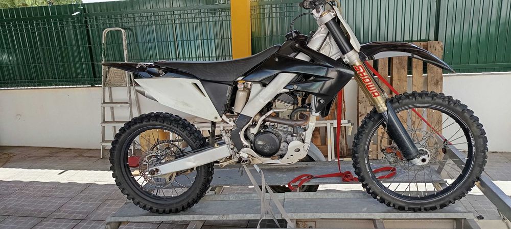 Segue para venda Honda CRF 250R black edition com o reboque