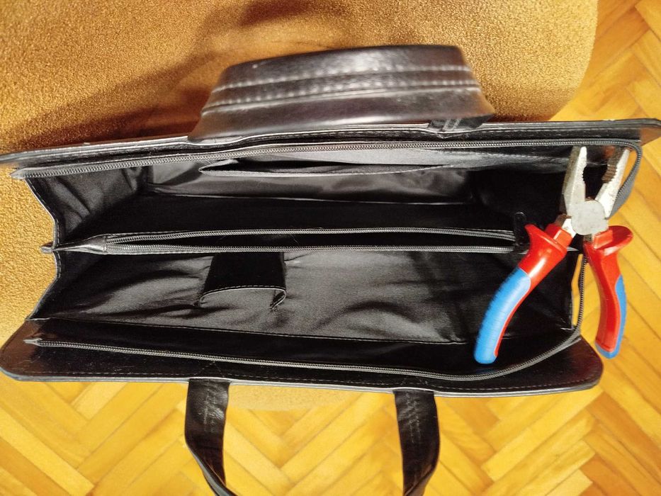 Aktówka skórzana, czarna, raz była użyta do dostarczenia dokumentów A4