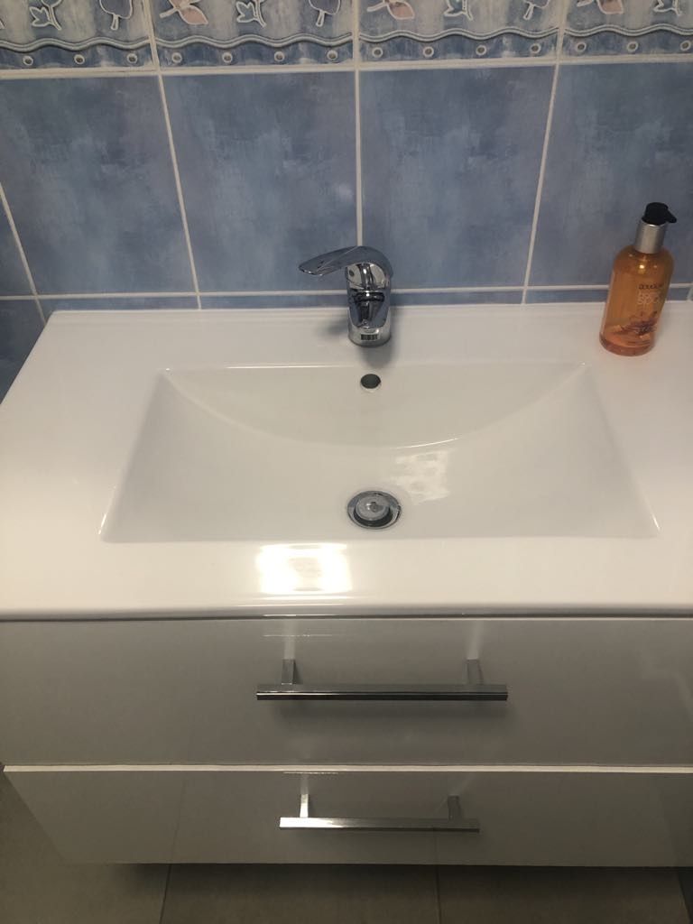 Szafka wisząca łazienkowa  z umywalką i baterią Grohe. Stan bdb.