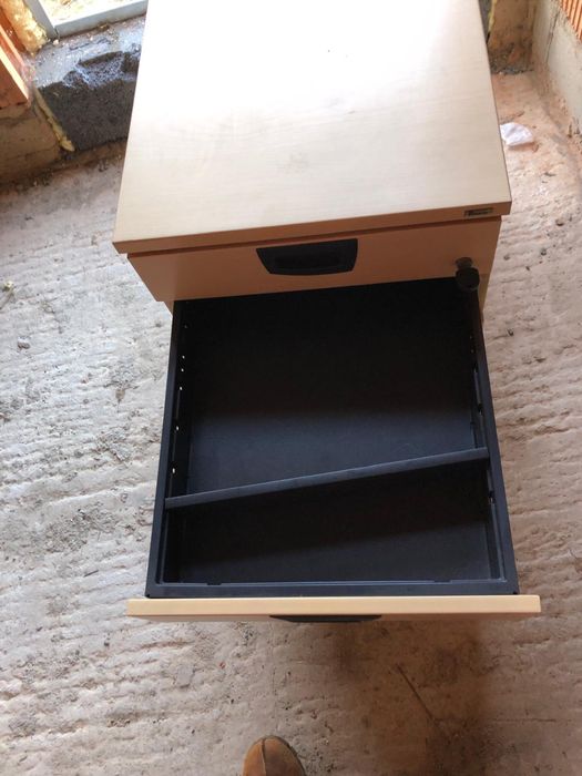 szawka biurowa z kluczykiem