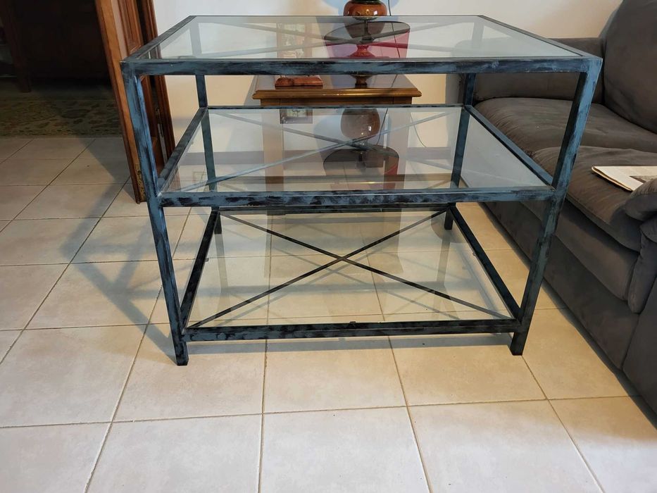 Mesa metálica com vidros