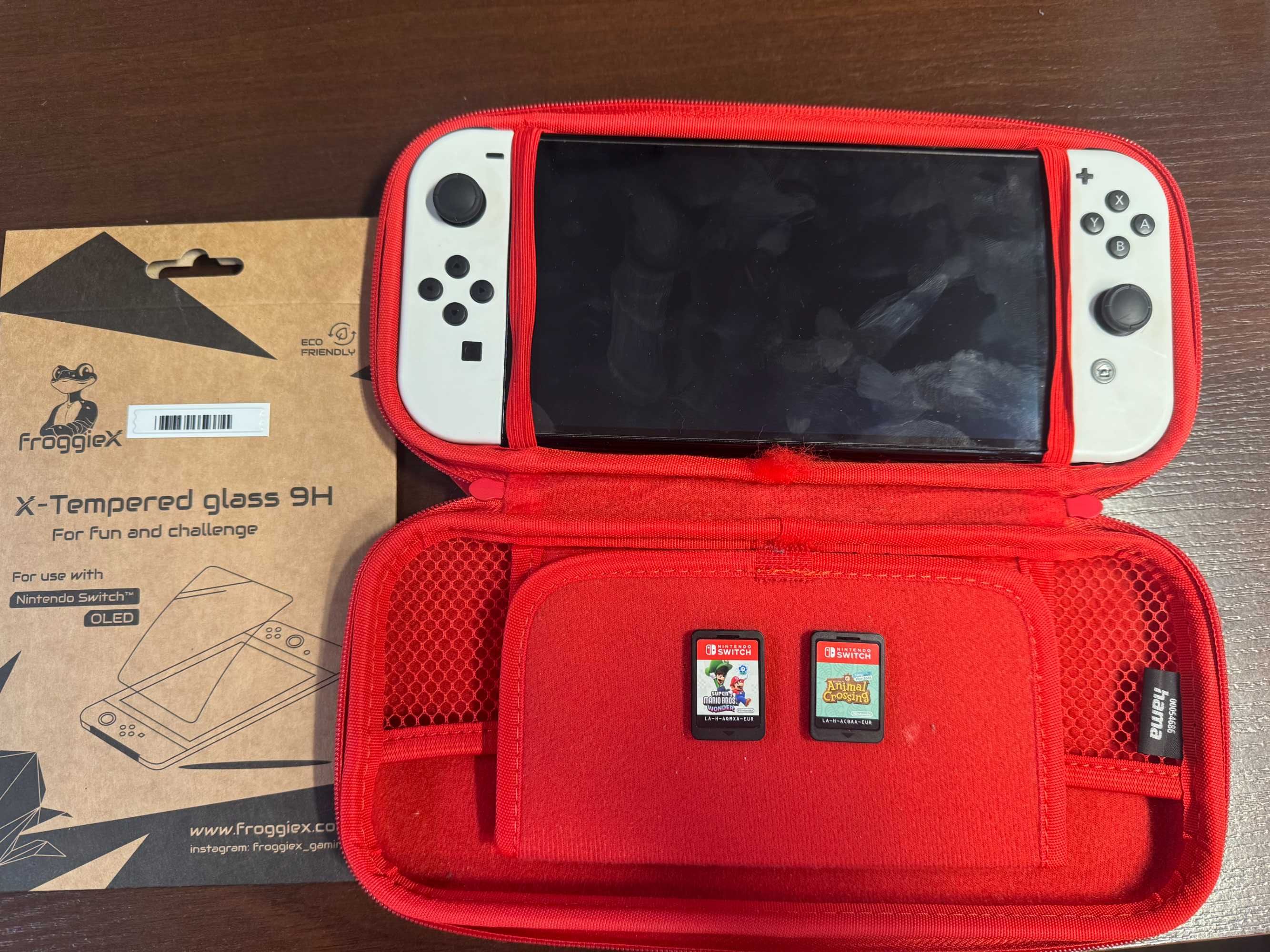 NINTENDO SWITCH OLED z dwoma grami oraz praktycznym etui