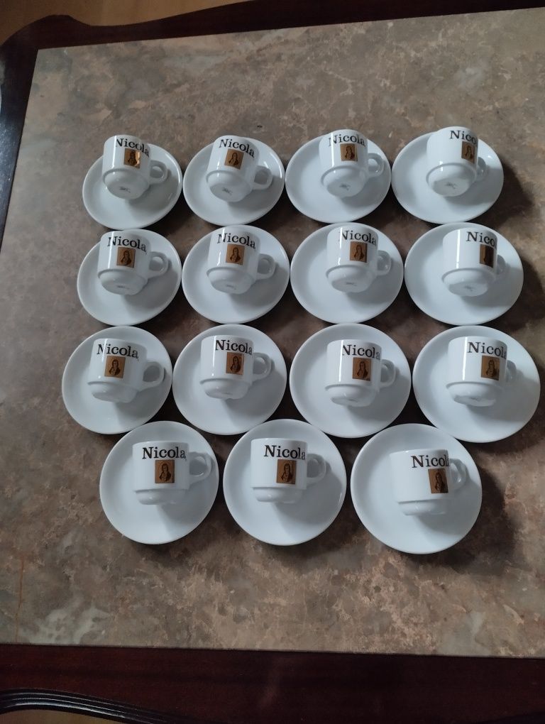 Chávenas de café com pires