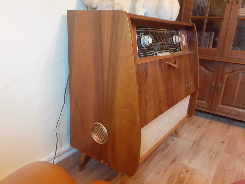 Móvel rádio e gira-discos Tonfunk Stradella