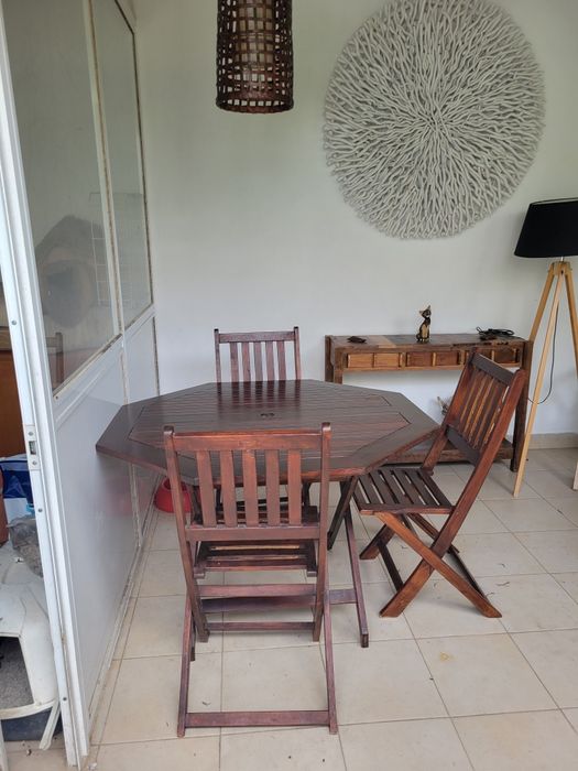 Mesa de madeira invernizada