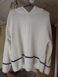 Biały nierozpinany sweter z kapturem