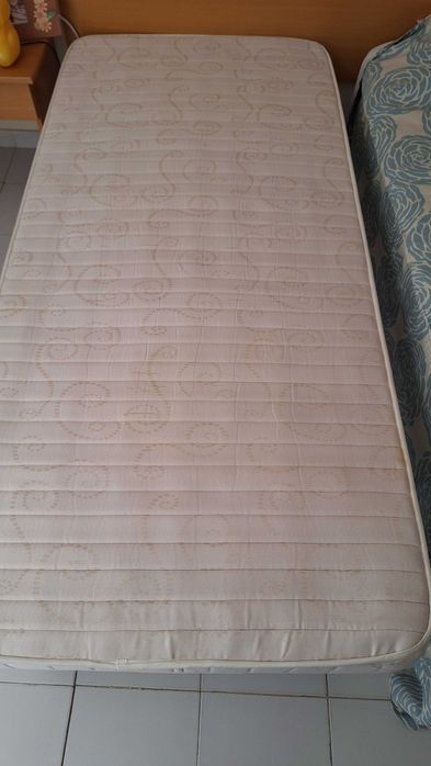Cama individual com colchão e colcha