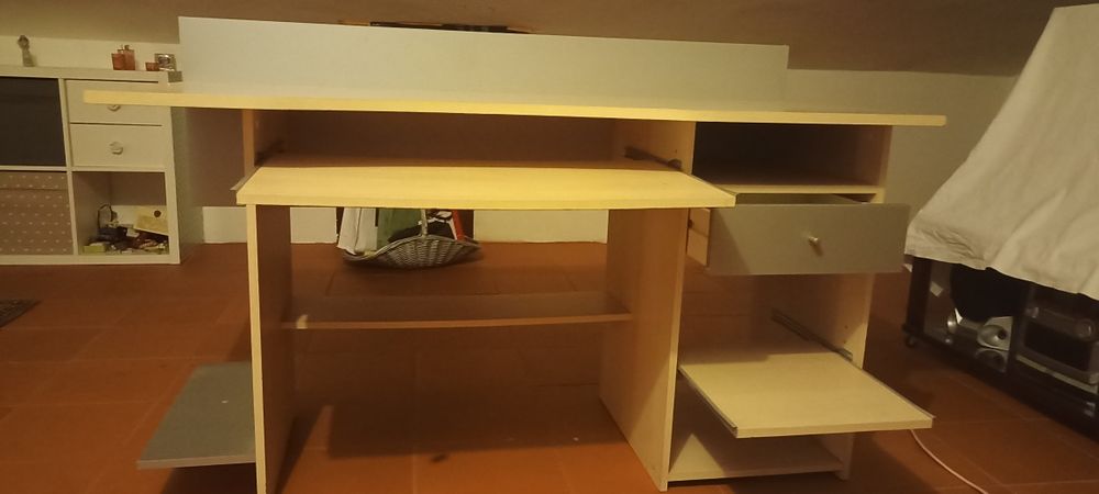 Secretaria para estudar, com muitos arrumos .