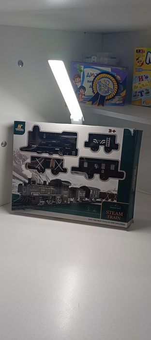 Потяг з паром на рейках