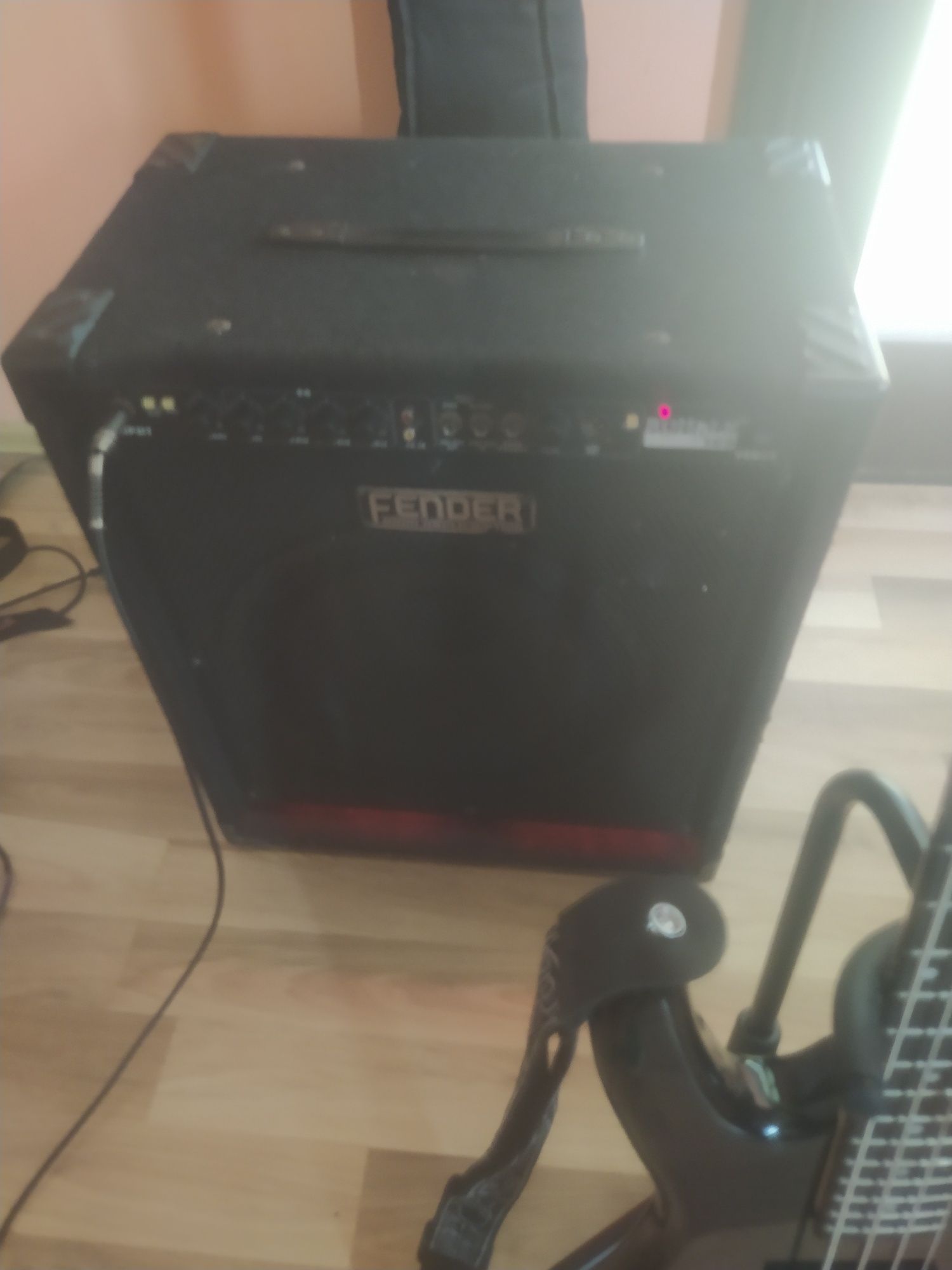 Ibanez + Fender, басс гитара с комбоусилителем и аксессуарами