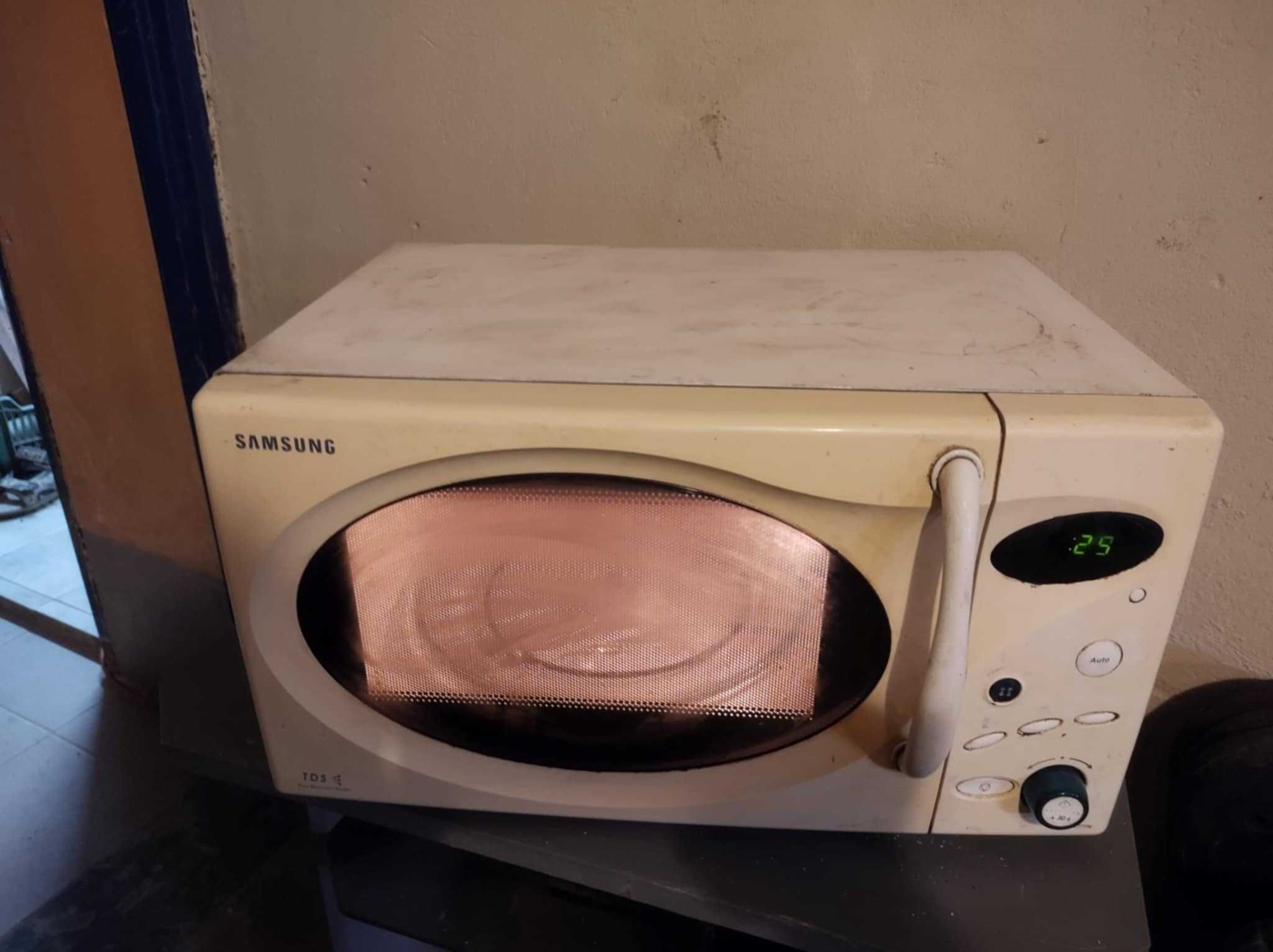 Mikrofalówka Samsung w dobrym stanie. Idealna na działkę, budowę