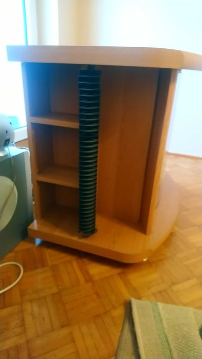 Szafka RTV do salonu w kolorze jasnego drewna ze szklaną witryną.