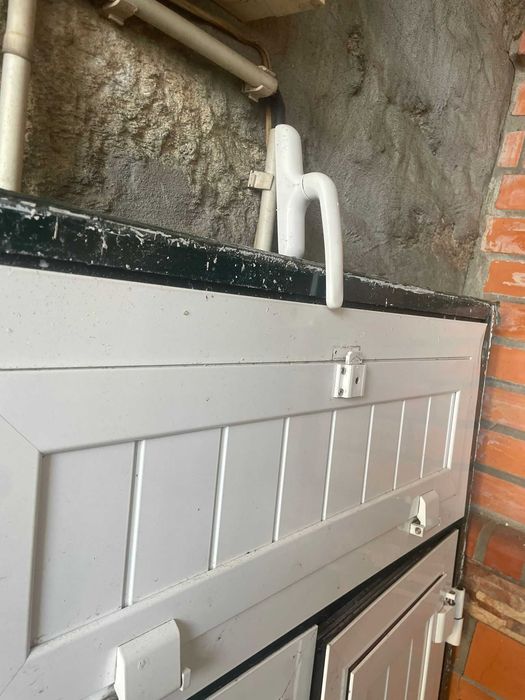 Janelas e portada brancas com aro verde - vários tamanhos