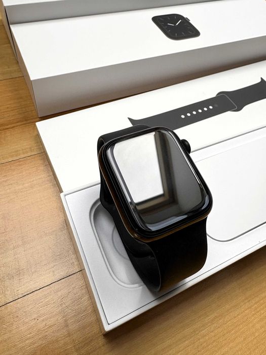 Apple Watch Series 5 GPS + Cellular, stal nierdzewna 44mm czarny A2157