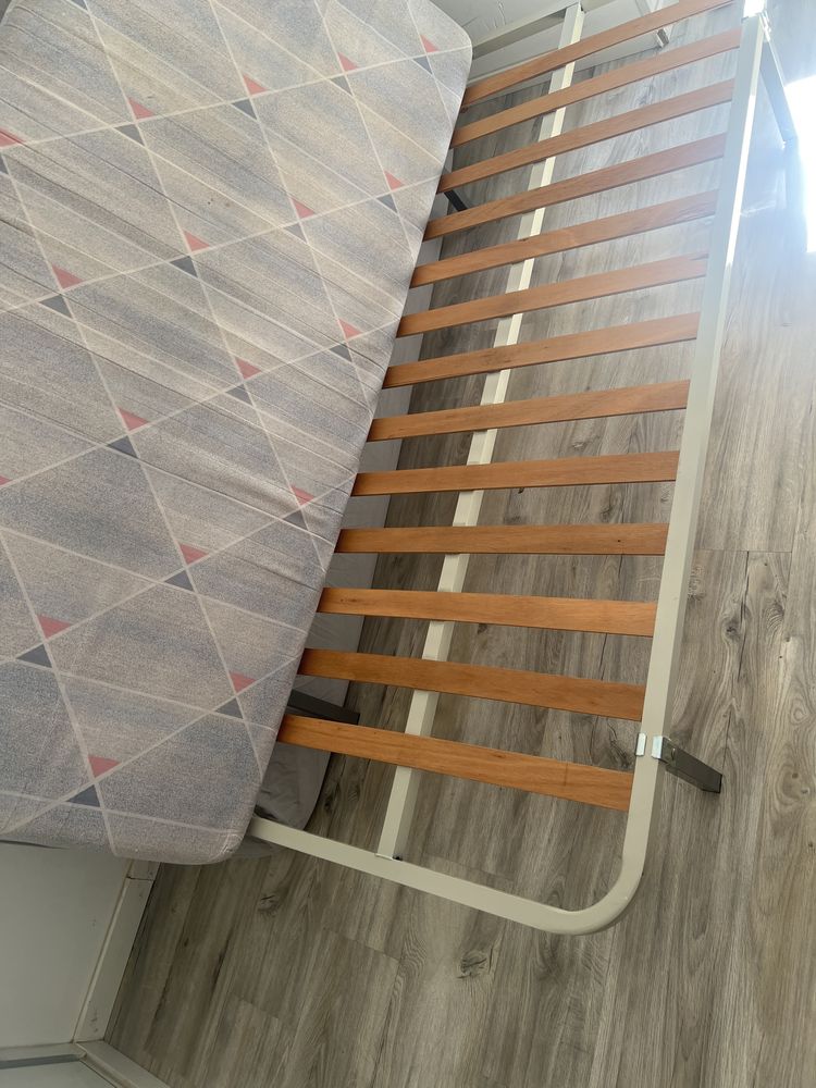 Estrutura de cama com colchao